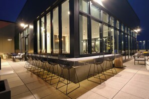 Outdoor dining - Emerald Grand – 27th FLR Penthouse | Luxury Short-Term Rentals in Atlanta, GA (Atlanta)