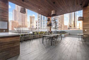 Outdoor dining - Emerald Grand – 27th FLR Penthouse | Luxury Short-Term Rentals in Atlanta, GA (Atlanta)