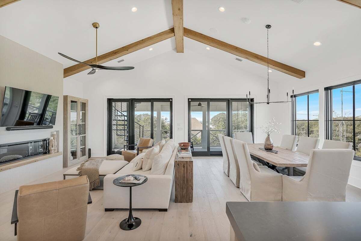 Smart TV, chimenea y libros 