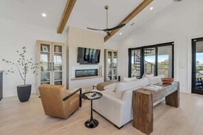 Smart TV, fireplace, books - New! Stunning, Loaded! LSV/Golf Cart, Gulf Views! Walk to Beach! (Rosemary Beach)