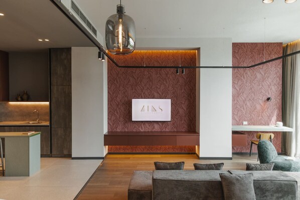 Ein modernes Interieur mit einer Küche, einer Sitzecke und einem an der Wand befestigten Schild.