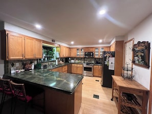 Microwave, oven, stovetop, dishwasher - Where Champions Trained - Tahoe Mountain Retreat (South Lake Tahoe)