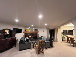TV, fireplace - Where Champions Trained - Tahoe Mountain Retreat (South Lake Tahoe)
