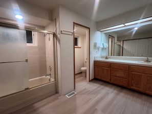 Jetted bath, hair dryer, towels, soap - Where Champions Trained - Tahoe Mountain Retreat (South Lake Tahoe)