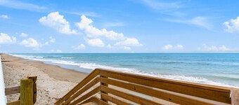 Satellite Beach Condo: Private Balcony, Beach Path & Game-Ready Foosball Table! 🏝️
