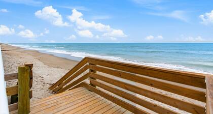 Satellite Beach Condo: Private Balcony, Beach Path & Game-Ready Foosball Table! 🏝️