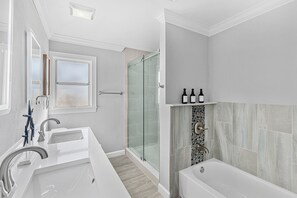 Douche, séchoir à cheveux, serviettes fournies