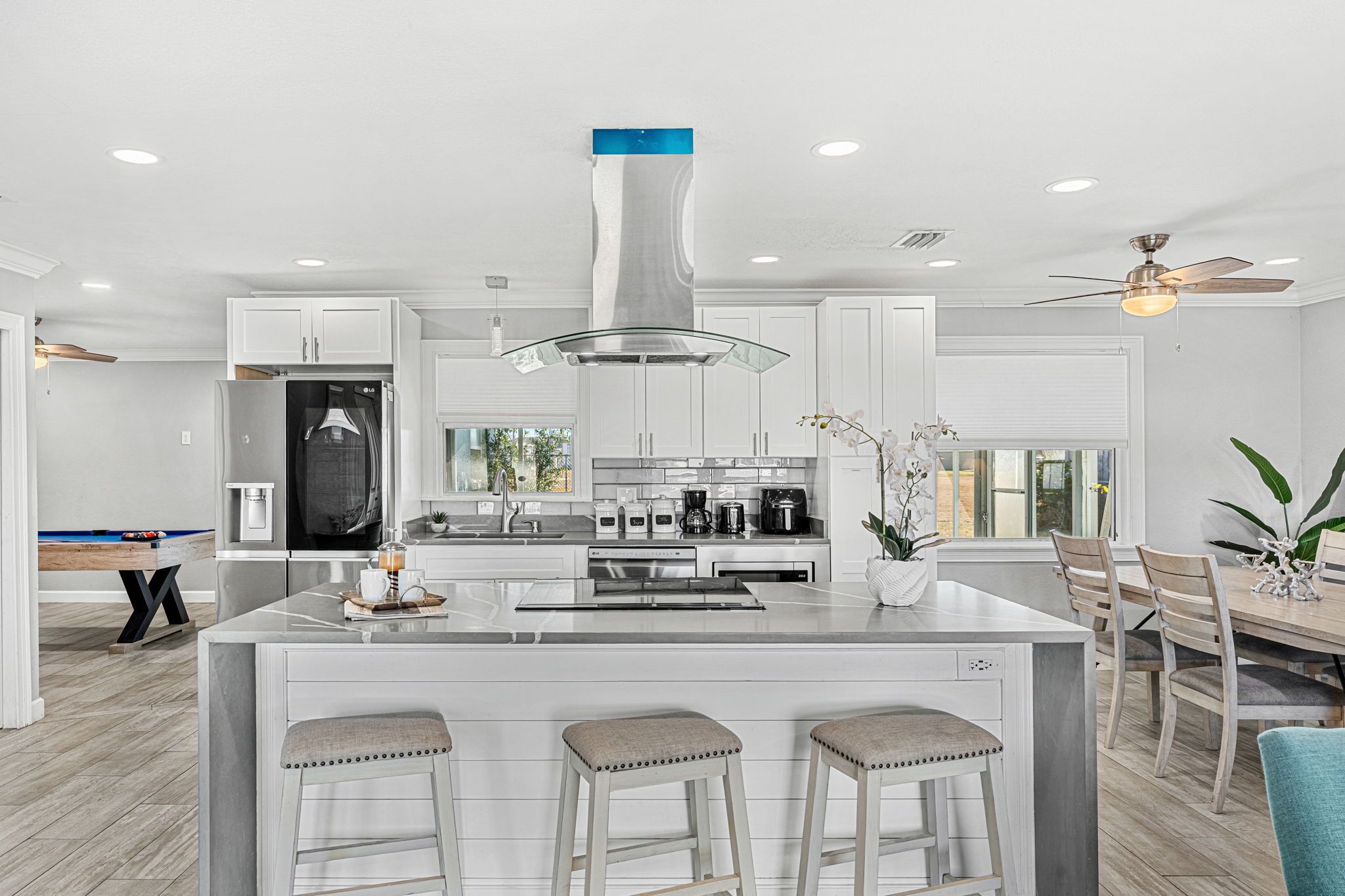 Réfrigérateur, four à micro-ondes, un four, surface de cuisson