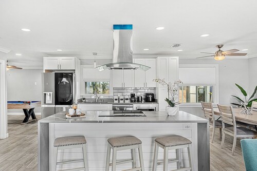 Family-Friendly Melbourne Home: Large Pool Table, Screened Patio & Fenced Yard! 🌴