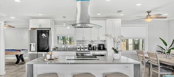 Family-Friendly Melbourne Home: Large Pool Table, Screened Patio & Fenced Yard! 🌴