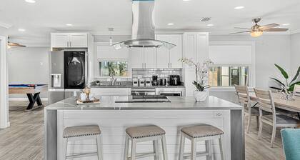 Family-Friendly Melbourne Home: Large Pool Table, Screened Patio & Fenced Yard! 🌴