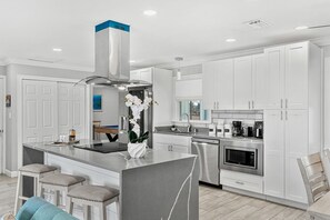 Fridge, microwave, oven, stovetop - Family-Friendly Melbourne Home: Large Pool Table, Screened Patio & Fenced Yard! 🌴 (Melbourne)