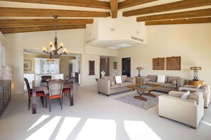 TV - Luxurious 2-bedroom ocean front penthouse in Cabo San Lucas (El Médano, Cabo San Lucas)