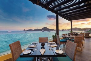 Outdoor dining - Luxurious 2-bedroom ocean front penthouse in Cabo San Lucas (El Médano, Cabo San Lucas)