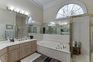 Shower, hair dryer, towels, soap - FIFA World Cup 2026 VIP Lake Lanier Estate
Luxury Resort-Style Home - Sleeps 16 (Gainesville)
