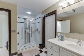 Shower, hair dryer, towels, soap - FIFA World Cup 2026 VIP Lake Lanier Estate
Luxury Resort-Style Home - Sleeps 16 (Gainesville)