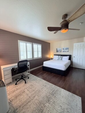 3 bedrooms, iron/ironing board, WiFi, bed sheets - Hot Tub + Comfy 3Bedroom/ 3Bath + 8 miles 2 Beach. (Oxnard)