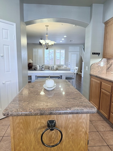 Hot Tub + Comfy 3Bedroom/ 3Bath + 8 miles 2 Beach.