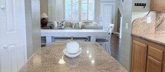 Hot Tub + Comfy 3Bedroom/ 3Bath + 8 miles 2 Beach.