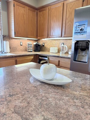 Private kitchen - Hot Tub + Comfy 3Bedroom/ 3Bath + 8 miles 2 Beach. (Oxnard)