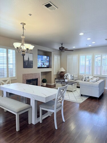Hot Tub + Comfy 3Bedroom/ 3Bath + 8 miles 2 Beach.