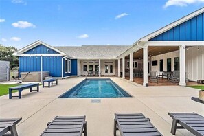 A heated pool - Large Lux Home,Private Pool,Spa,Backyard, 6 Bdrms, Beach,Wharf,OWA 15 Mins Away, (Foley)