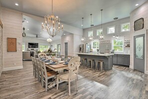 Dining - Resort Feel Home, Private Pool,Spa,Hammocks. Beach,OWA,Wharf-15min, 5 BedRms (Foley)
