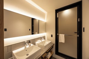 Quadruple Room, Multiple Beds, Non Smoking, Private Bathroom | Bathroom