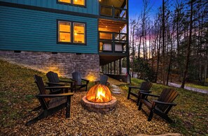 Property grounds - Luxury 3BR Cabin w/ Hot Tub & Fire Pit (Gatlinburg)