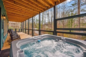 Terrace/patio - Luxury 3BR Cabin w/ Hot Tub & Fire Pit (Gatlinburg)