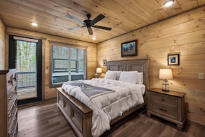 Iron/ironing board, free WiFi, bed sheets - Luxury 3BR Cabin w/ Hot Tub & Fire Pit (Gatlinburg)