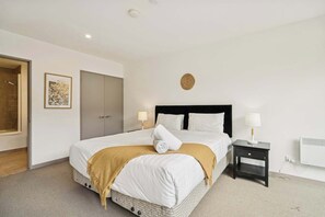 Desk, iron/ironing board, WiFi, bed sheets - Modern Queenstown Apartment w/ Mountain Views (Queenstown)