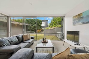 TV, fireplace, offices - Spacious Hallenstein Retreat (Queenstown)