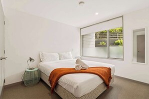 Desk, iron/ironing board, WiFi, bed sheets - Spacious Hallenstein Retreat (Queenstown)