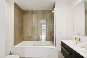 Shower, hair dryer, towels - Spacious Hallenstein Retreat (Queenstown)