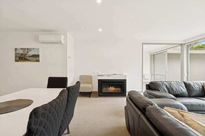 TV, fireplace, offices - Spacious Hallenstein Retreat (Queenstown)