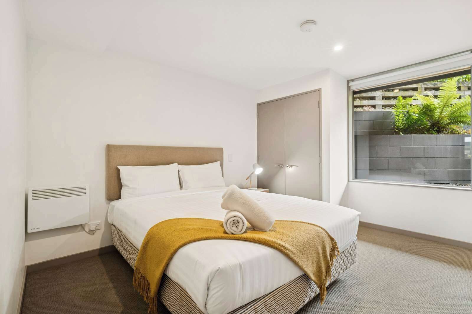 Desk, iron/ironing board, WiFi, bed sheets