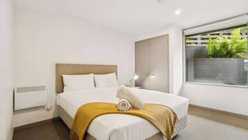 Desk, iron/ironing board, WiFi, bed sheets