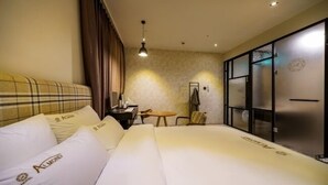 Escritorio, wifi gratis y ropa de cama