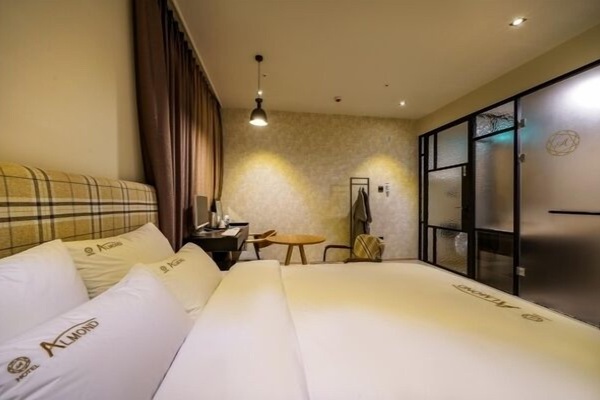 Standard | Desk, WiFi (free), bed sheets