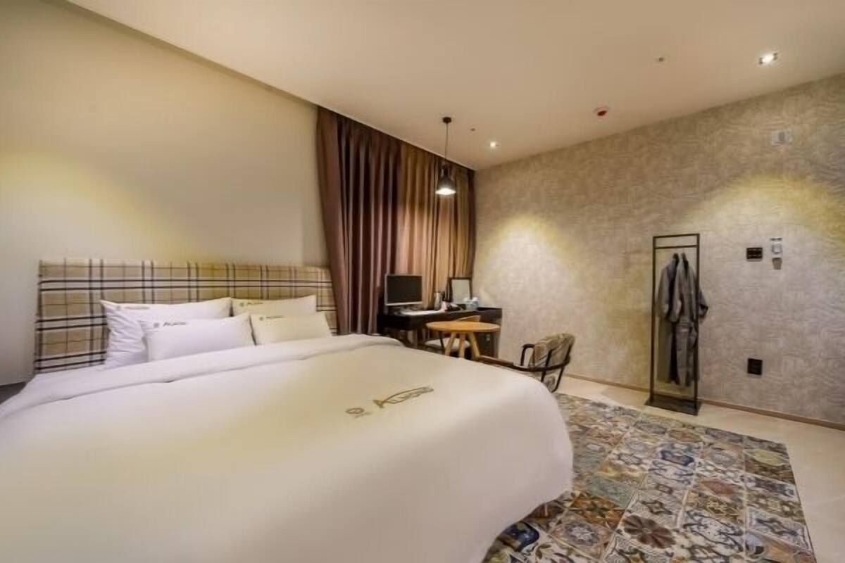 Standaard tweepersoonskamer | Een bureau, gratis wifi, beddengoed