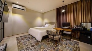 Escritorio, wifi gratis y ropa de cama
