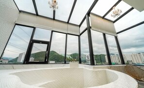 Party Room - Terrace Pool Villa | Private spa tub - Yangsan Pyeongsan Denbastar Hotel (Yangsan)