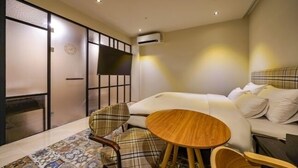 Escritorio, wifi gratis y ropa de cama