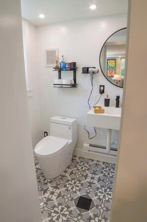 Hair dryer, towels, soap, toilet paper - Artcasa apt (Hyattsville)