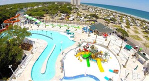 Inomhuspool och utomhuspool