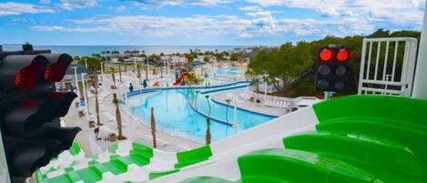 Alberca techada y alberca al aire libre