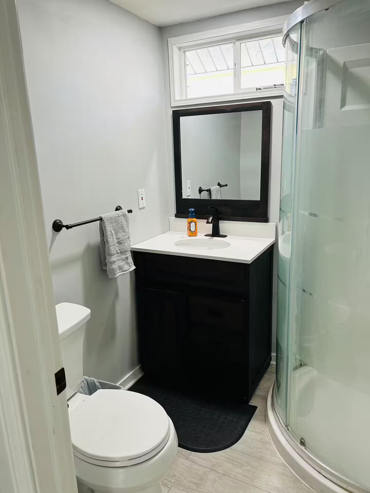 Een douche, handdoeken, toiletpapier