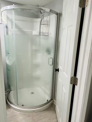 Ducha, toallas, papel higiénico