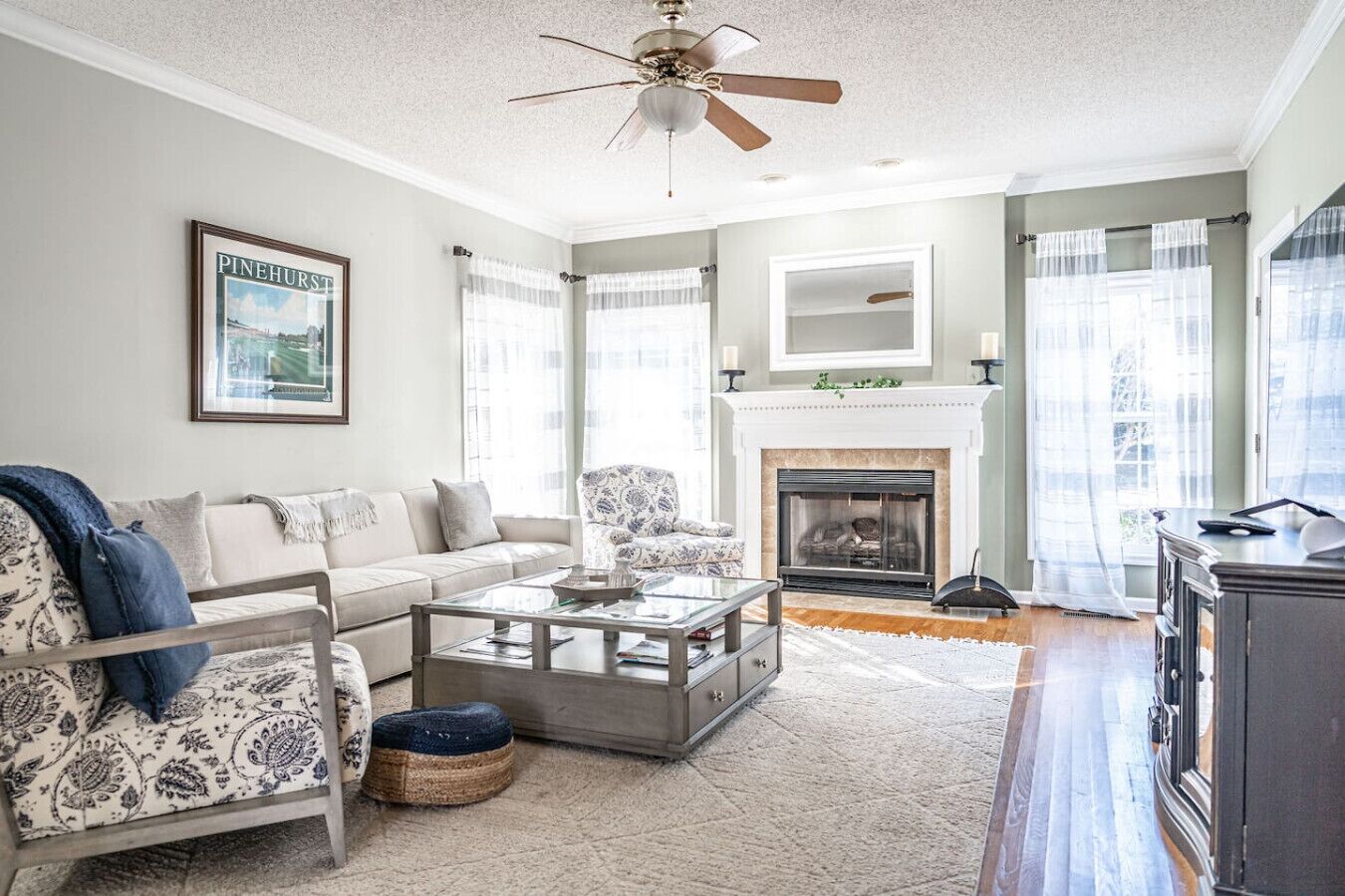 Télévision, cheminée